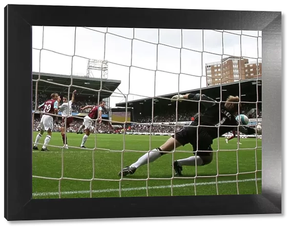 Robin van Persie scores Arsenals goal past Rob Green (West Ham)