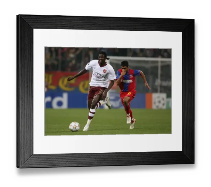 Framed Print : Emmauel Adebayor (Arsenal) Banel Nicolita (Steaua)