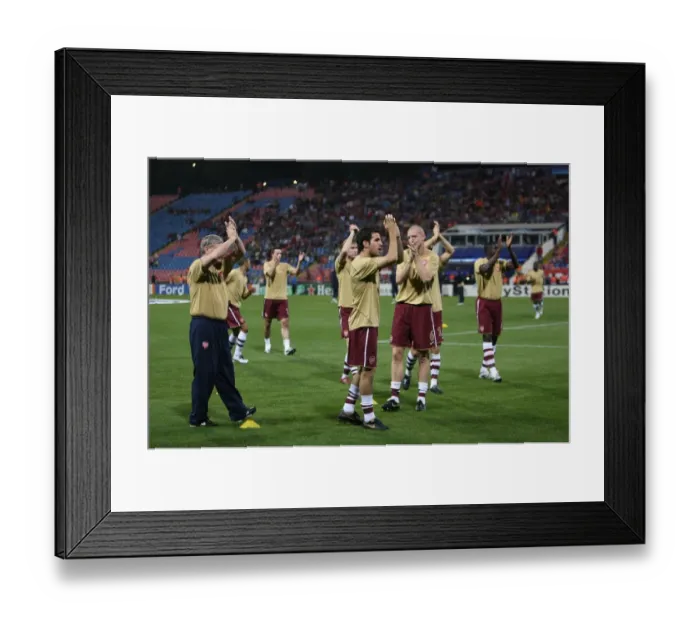 Framed Print : The Arsenal players clap their fans before their warm up
