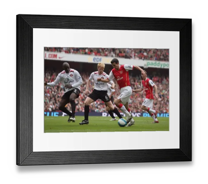 Framed Print : Robin van Persie (Arsenal) Paul McShane and Nyron Nosworthy (Sunderland)