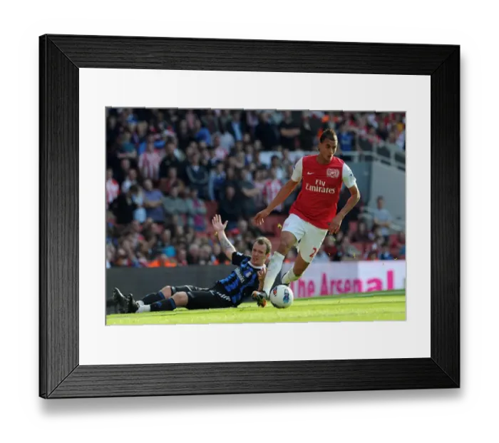 Framed Print : Chamakh's Brace: Arsenal Triumph Over Stoke in Premier League Clash (3-1)