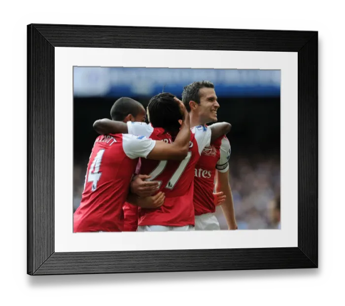 Framed Print : Robin van Persie's Stunner: Arsenal's Historic Winning Goal Against Chelsea (2011-12)