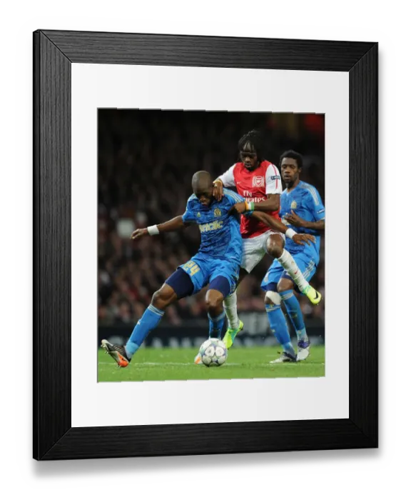 Framed Print : Arsenal vs Marseille: Gervinho vs Rod Fanni - UEFA Champions League Clash Framed Print : Arsenal vs Marseille: Gervinho vs Rod Fanni - UEFA Champions League Clash