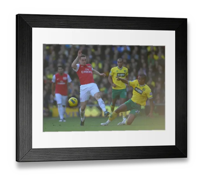 Framed Print : Thomas Vermaelen (Arsenal) Kyle Naughton (Norwich). Norwich City v Arsenal