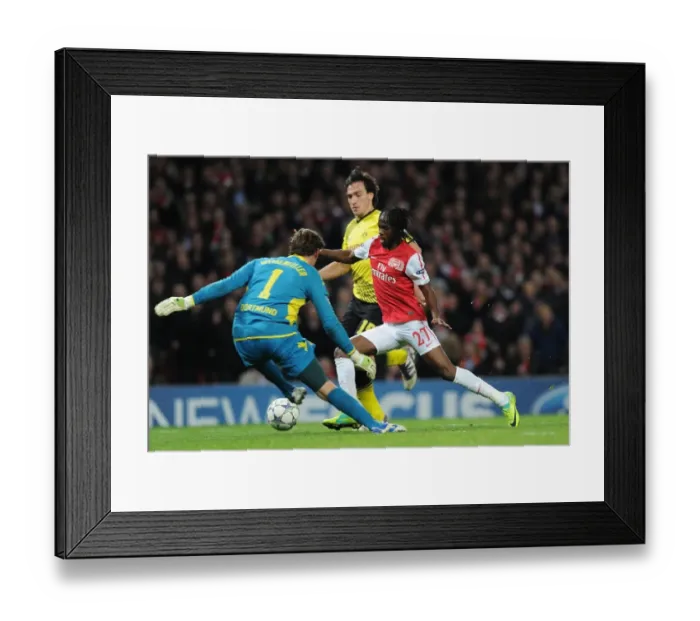 Framed Print : Gervinho Dashes Past Weidenfeller: Arsenal vs Borussia Dortmund, UEFA Champions League, 2011