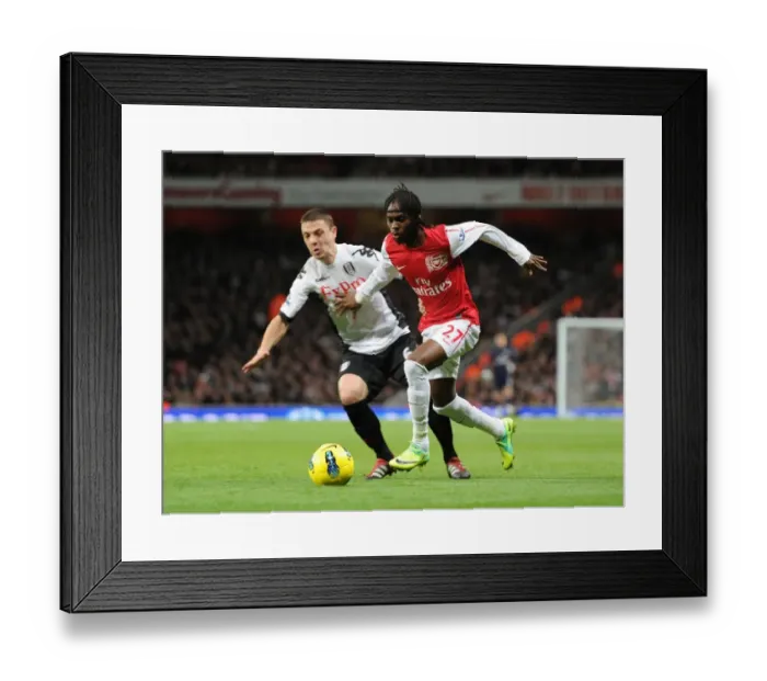 Framed Print : Gervinho outmaneuvers Chris Baird in Arsenal's Premier League Clash (2011-12)