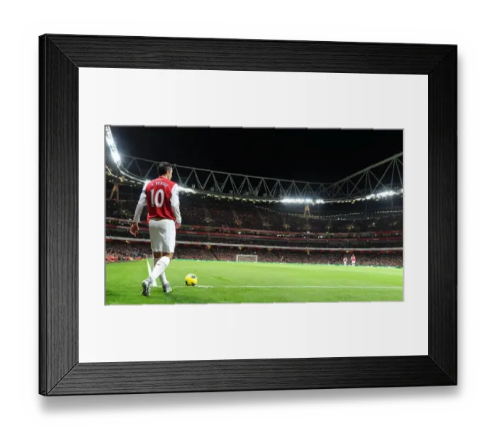 Framed Print : Robin van Persie Readies for Corner Kick: Arsenal vs. Fulham, Premier League 2011-12