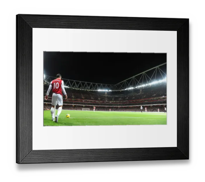 Framed Print : Robin van Persie Prepares for Corner Kick: Arsenal vs. Fulham, 2011-12 Framed Print : Robin van Persie Prepares for Corner Kick: Arsenal vs. Fulham, 2011-12