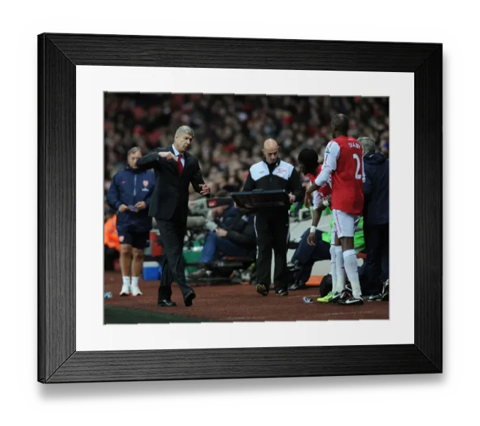Framed Print : Arsene Wenger Consulting with Abou Diaby during Arsenal vs Fulham (2011-12)