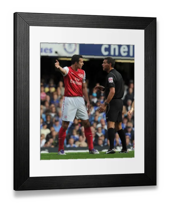 Framed Print : Robin van Persie (Arsenal) chats with Referee Andre Marriner. Chelsea 3: 5 Arsenal
