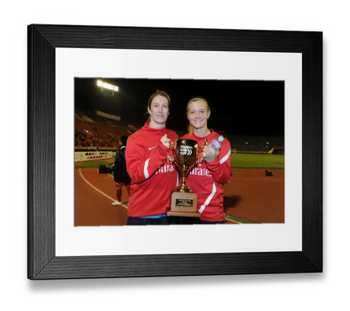 Framed Print : Arsenal Ladies Celebrate Draw with INAC Kobe at Nishigaoka Stadium, Tokyo (30 / 11 / 11)