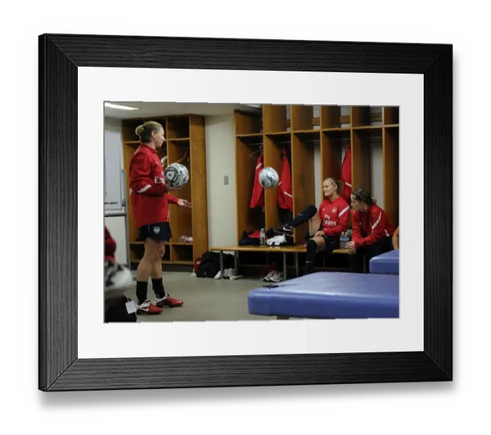 Framed Print : Arsenal Ladies: Unity and Determination in the Changing Room before the INAC Kobe Charity Match, Nishigaoka Stadium, Tokyo (30 / 11 / 11)