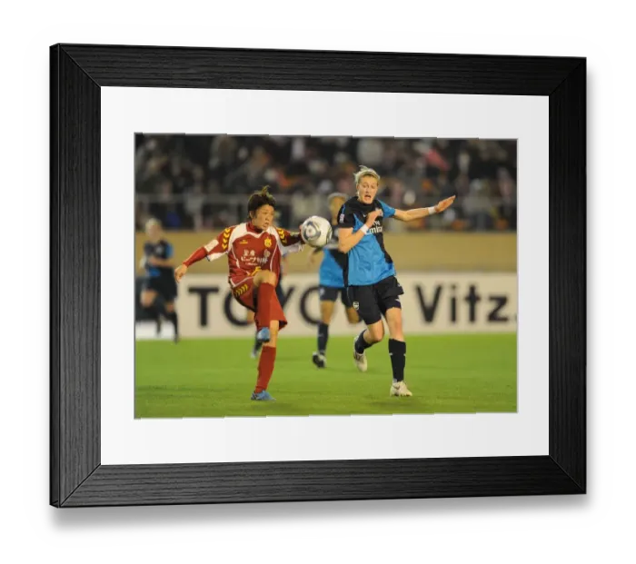 Framed Print : Ellen White vs Yakuri Kinga: A Draw at Nishigaoka Stadium - INAC Kobe 1:1 Arsenal Ladies (Charity Match, November 30, 2011)