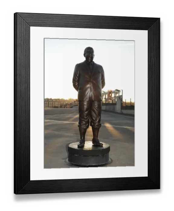 Framed Print : Herbert Chapman's Statue at Emirates Stadium: Arsenal vs Everton, Premier League (2011-12) Framed Print : Herbert Chapman's Statue at Emirates Stadium: Arsenal vs Everton, Premier League (2011-12)