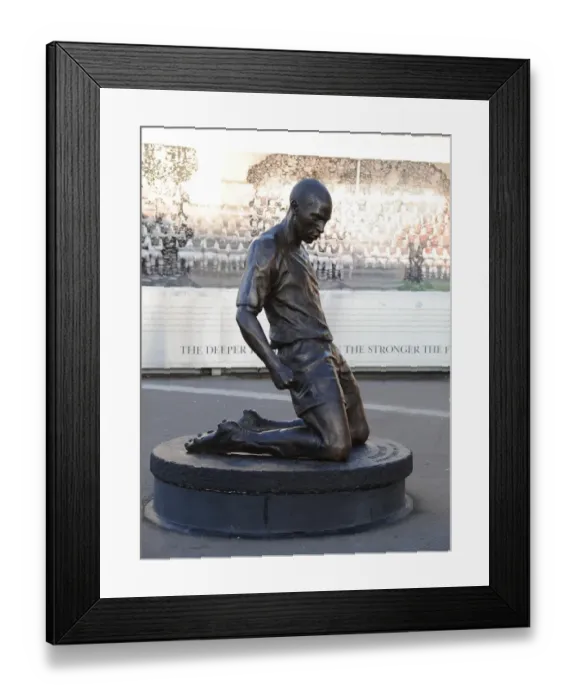 Framed Print : Thierry Henry Statue at Emirates Stadium - Arsenal v Everton, Premier League (2011-12)