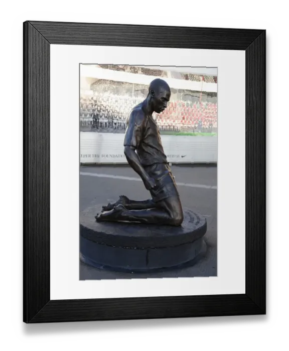 Framed Print : Thierry Henry Statue at Emirates Stadium Framed Print : Thierry Henry Statue at Emirates Stadium