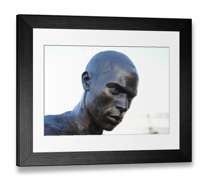 Framed Print : Thierry Henry Statue at Emirates Stadium: Arsenal vs Everton (2011-12)