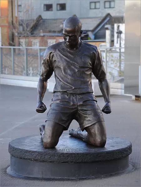 Thierry Henry Statue at Emirates Stadium - Arsenal vs Everton, Premier League (2011-12)