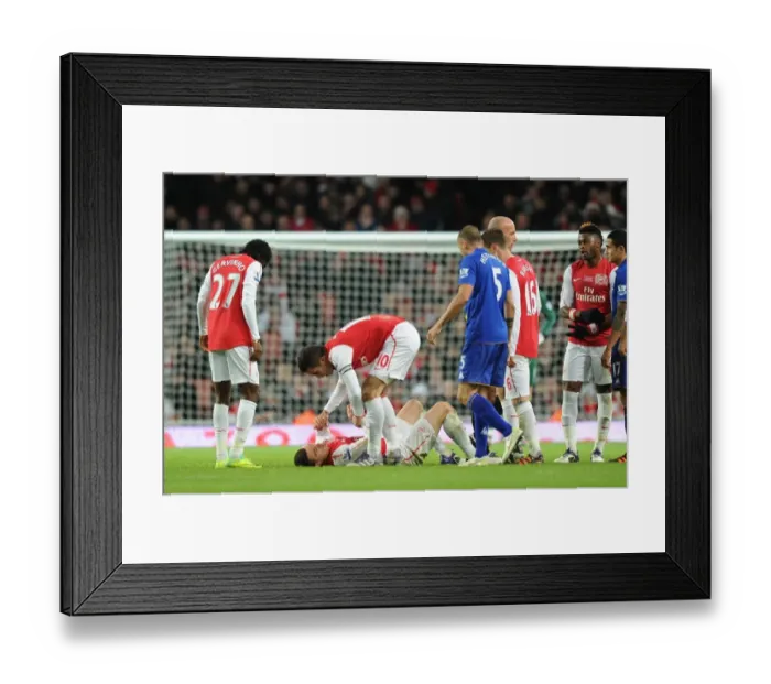Framed Print : Thomas Vermaelen Injured: Heartbreak for Arsenal Against Everton (2011-12) Framed Print : Thomas Vermaelen Injured: Heartbreak for Arsenal Against Everton (2011-12)