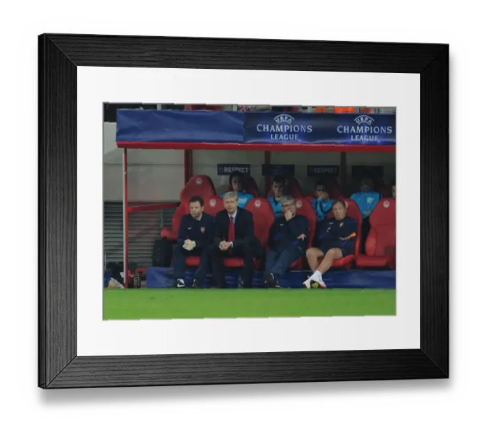 Framed Print : Olympiacos FC v Arsenal FC - UEFA Champions League