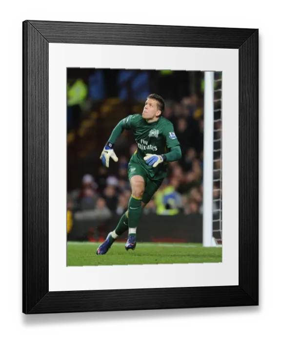 Framed Print : Wojciech Szczesny: Arsenal's Unyielding Guardian at Villa Park (2011-12)