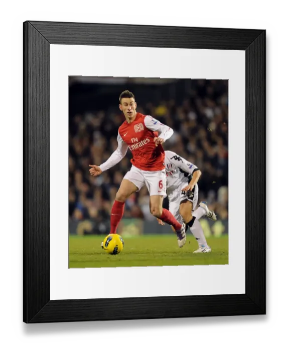 Framed Print : Laurent Koscielny Focuses in Fulham vs Arsenal Premier League Clash (2011-12)