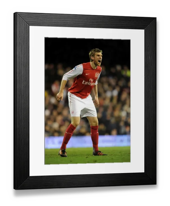 Framed Print : Per Mertesacker's Intense Focus: Fulham vs Arsenal (2011-12) Framed Print : Per Mertesacker's Intense Focus: Fulham vs Arsenal (2011-12)