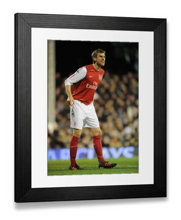 Framed Print : Per Mertesacker's Intense Concentration: Fulham vs Arsenal (2011-12) Framed Print : Per Mertesacker's Intense Concentration: Fulham vs Arsenal (2011-12)