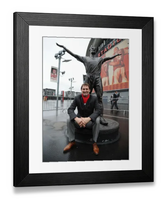 Framed Print : Tony Adams Unveils His Iconic Arsenal Statue at Emirates Stadium
