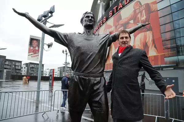 Tony Adams Unveils His Arsenal Legends Statue at Emirates Stadium