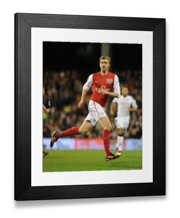 Framed Print : Per Mertesacker's Intense Focus: Fulham vs. Arsenal (2011-12) Framed Print : Per Mertesacker's Intense Focus: Fulham vs. Arsenal (2011-12)