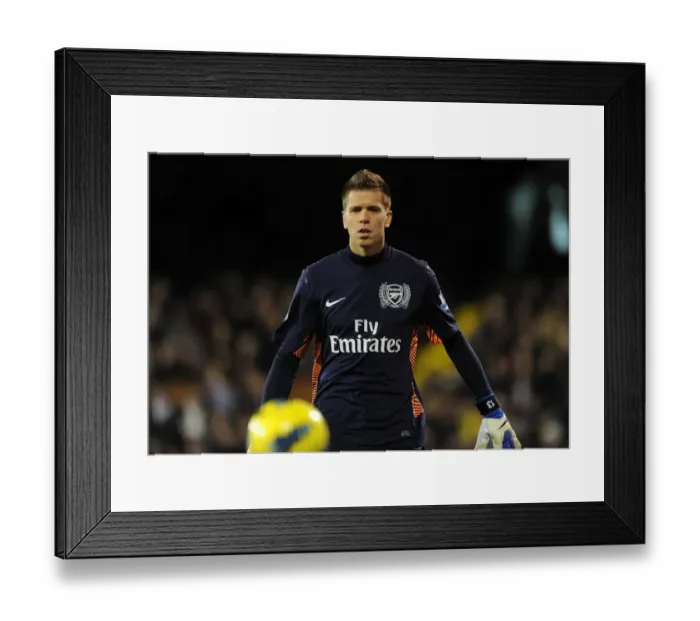 Framed Print : Wojciech Szczesny: Unyielding Guardian of Arsenal at Craven Cottage (2011-12)