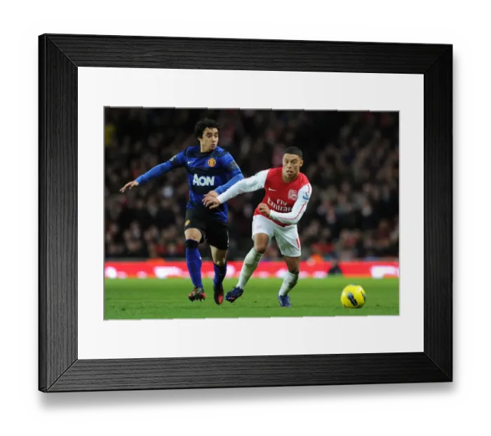 Framed Print : Arsenal's Oxlade-Chamberlain Outmaneuvers Manchester United's Rafael in Premier League Clash