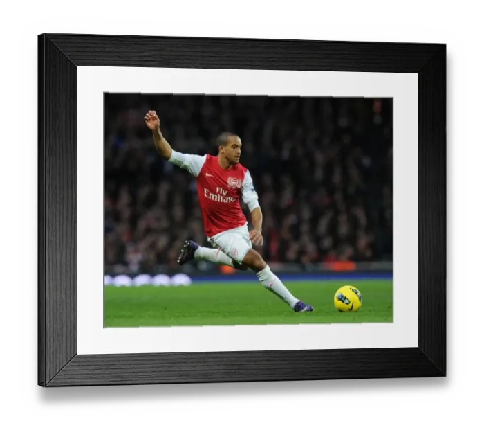 Framed Print : Theo Walcott in Action: Arsenal vs Manchester United, Premier League 2011-12 Framed Print : Theo Walcott in Action: Arsenal vs Manchester United, Premier League 2011-12