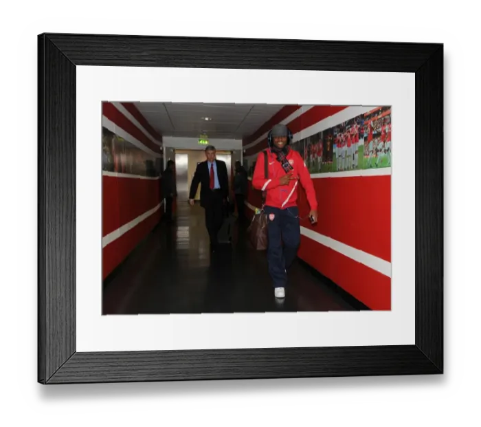 Framed Print : Alex Song (Arsenal) and Manager Arsene Wenger. Arsenal 3: 2 Aston Villa