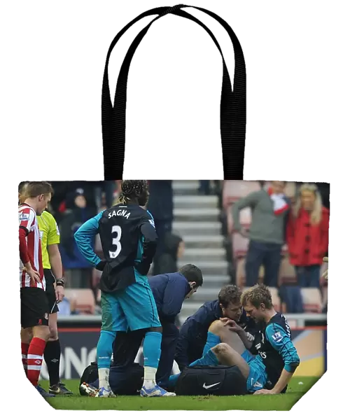 Per Mertesacker (Arsenal) is treated by Physio Colin Lewin. Sunderland 1: 2 Arsenal