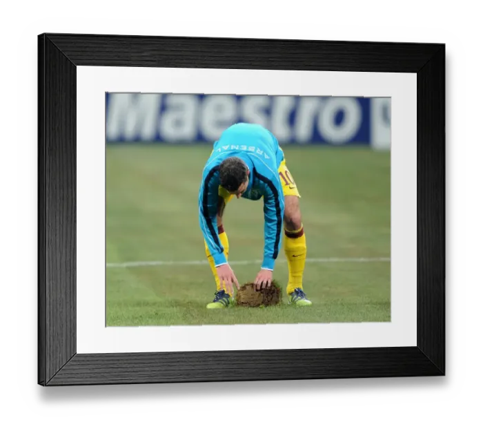 Framed Print : Robin van Persie Prepares for Arsenal's UEFA Champions League Clash Against AC Milan (February 2012)