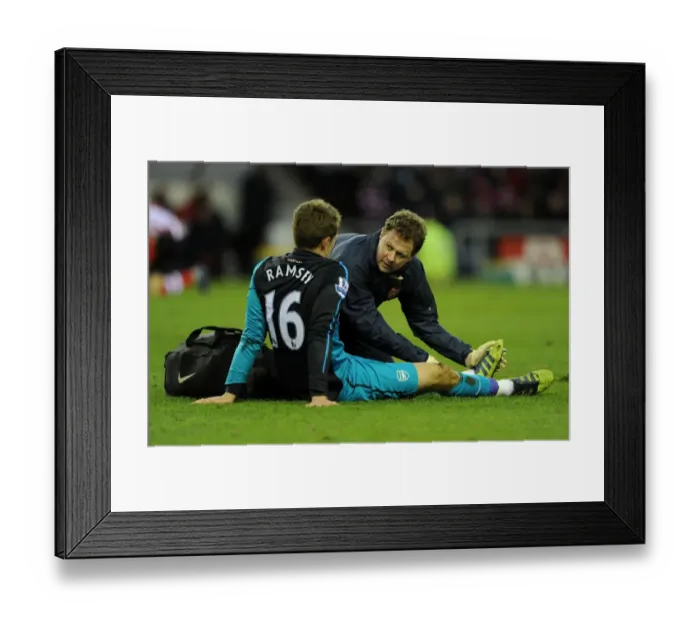 Framed Print : Aaron Ramsey Receives Treatment from Physio Colin Lewin during Sunderland vs Arsenal FA Cup Match