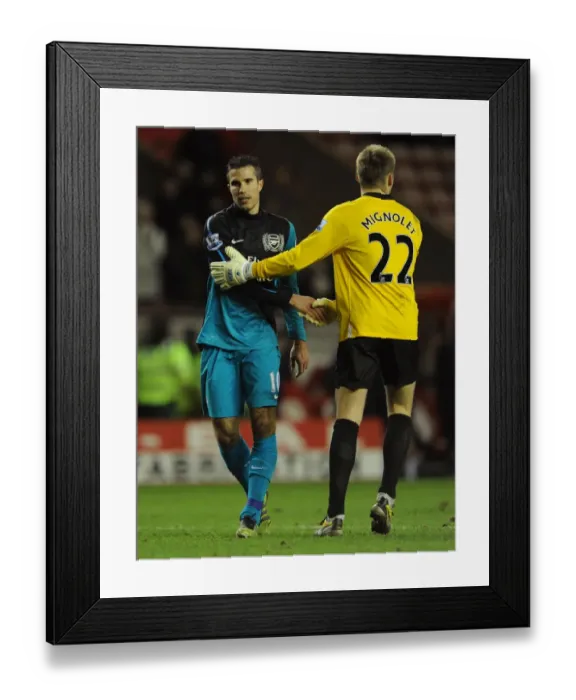 Framed Print : Robin van Persie (Arsenal) shakes hands with Simon Mignolet (Sunderland) at the final whistle