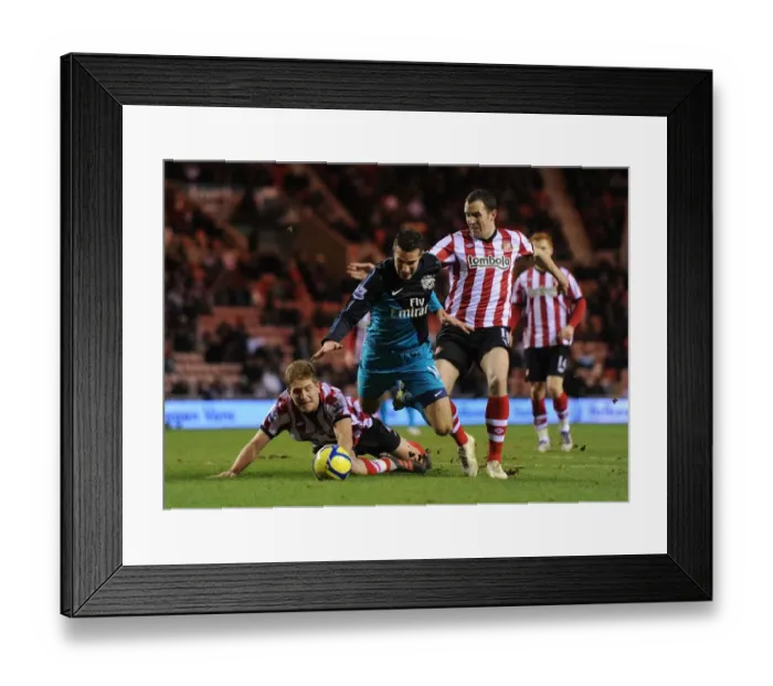 Framed Print : Van Persie's FA Cup Battle: Sunderland vs Arsenal - Turner and O'Shea Challenge the Dutch Star