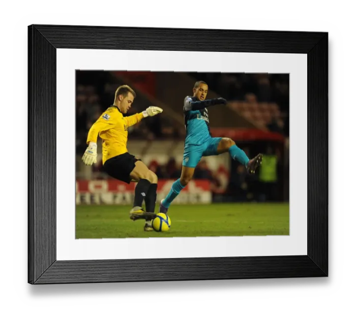 Framed Print : Theo Walcott vs. Simon Mignolet: Intense Battle in Sunderland v Arsenal FA Cup Clash