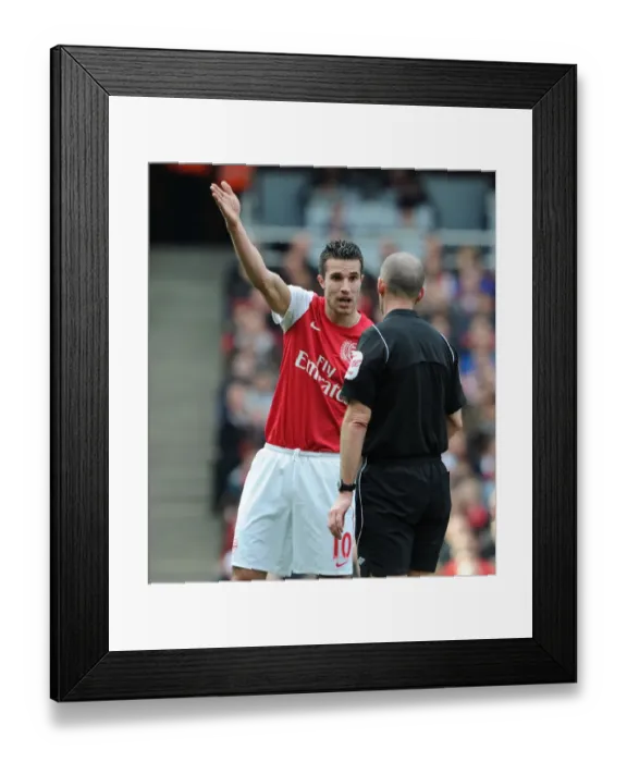 Framed Print : Arsenal's Robin van Persie Argues with Referee Mike Dean during the Intense Arsenal v Tottenham Rivalry (2011-12) Framed Print : Arsenal's Robin van Persie Argues with Referee Mike Dean during the Intense Arsenal v Tottenham Rivalry (2011-12)