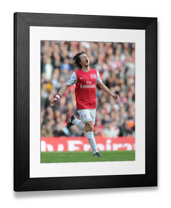 Framed Print : LONDON, ENGLAND - FEBRUARY 26: Tomas Rosicky of Arsenal during the Barclays Premier League match between Arsenal and Tottenham Hotspur at Emirates Stadium on February 26, 2012 in London, England. (Photo by Stuart MacFarlane / Arsenal FC via Framed Print : LONDON, ENGLAND - FEBRUARY 26: Tomas Rosicky of Arsenal during the Barclays Premier League match between Arsenal and Tottenham Hotspur at Emirates Stadium on February 26, 2012 in London, England. (Photo by Stuart MacFarlane / Arsenal FC via