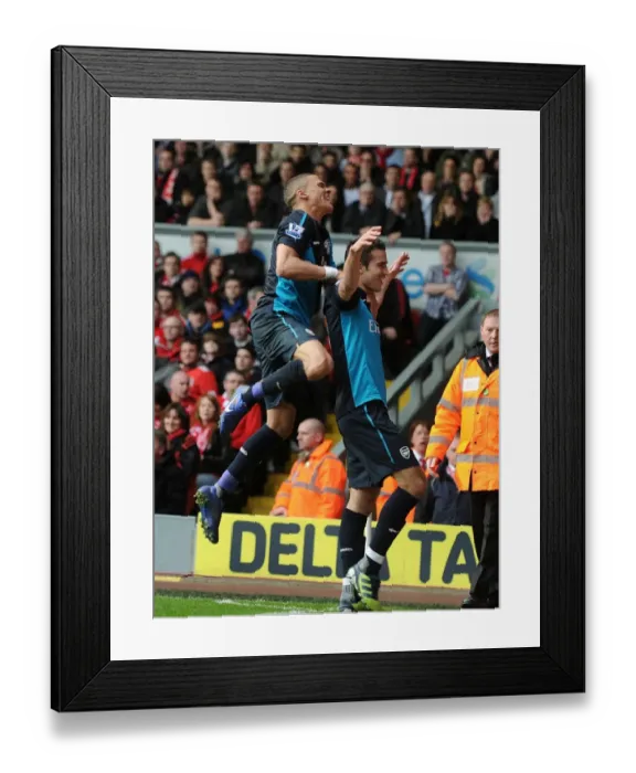 Framed Print : Robin van Persie's Brace: Arsenal's Thrilling Victory Over Liverpool in the Premier League 2011-12