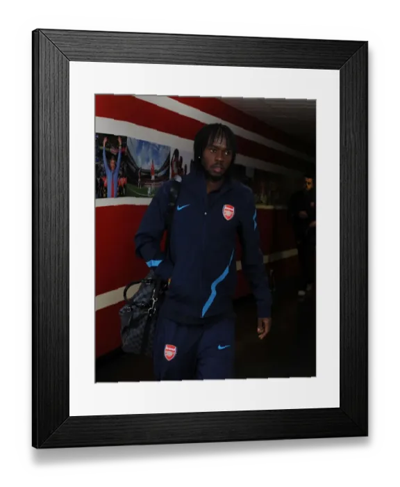 Framed Print : Arsenal's Dominant Performance: Gervinho Scores in 3-0 Victory over AC Milan (UEFA Champions League, Round of 16)