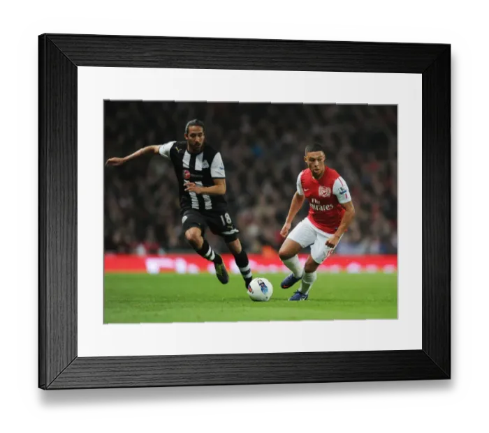 Framed Print : Oxlade-Chamberlain Outwits Gutierrez: Arsenal's Star Outmaneuvers Newcastle in Premier League Clash
