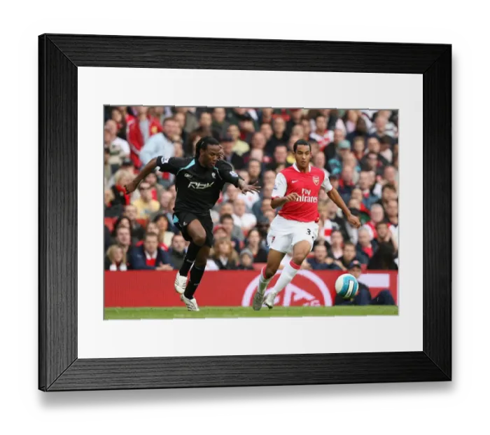 Framed Print : Theo Walcott (Arsenal) Ricardo Gardner (Bolton)