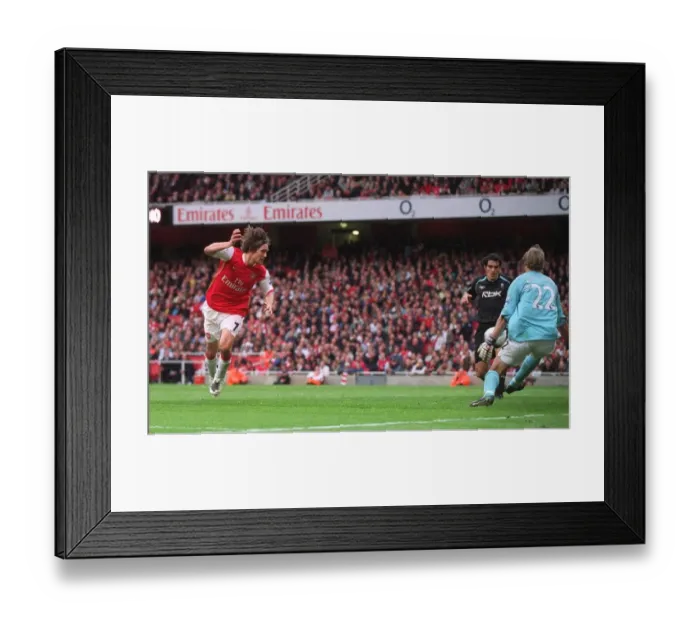 Framed Print : Tomas Rosicky scores Arsenals 2nd past Jussi Jskelainen (Bolton)