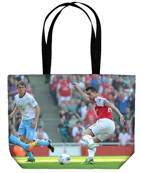 Robin van Persie (Arsenal) drags the ball back before shooting. Arsenal 3: 0 Aston Villa