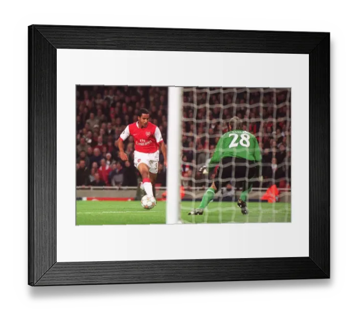 Framed Print : Theo Walcott scores his 2nd Arsenals 5th past Martin Vaniak (Slavia)